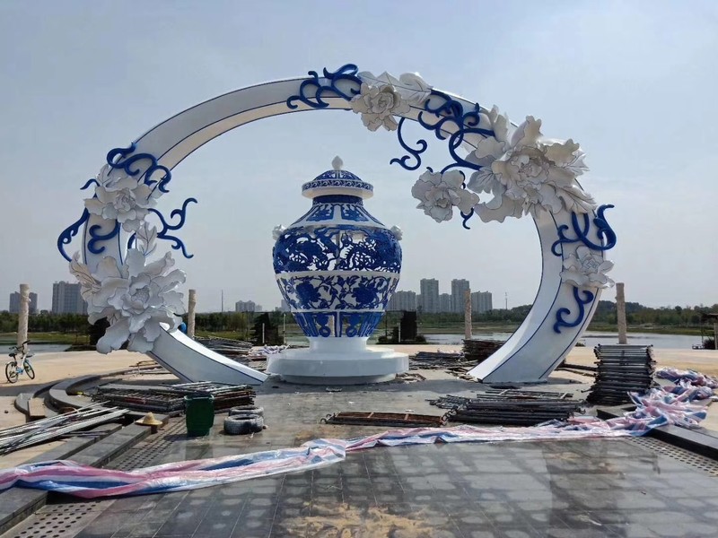 瑞阳湖广场青花瓷不锈钢雕塑